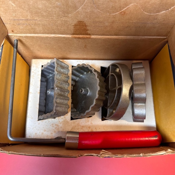 Vintage Rosette & Timbale Iron Set w/ Original Box – 1950s - Picture 5 of 7